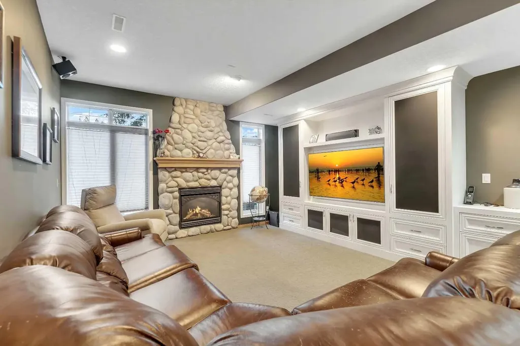 15 Rosery Drive NW Calgary AB T2K 1L4