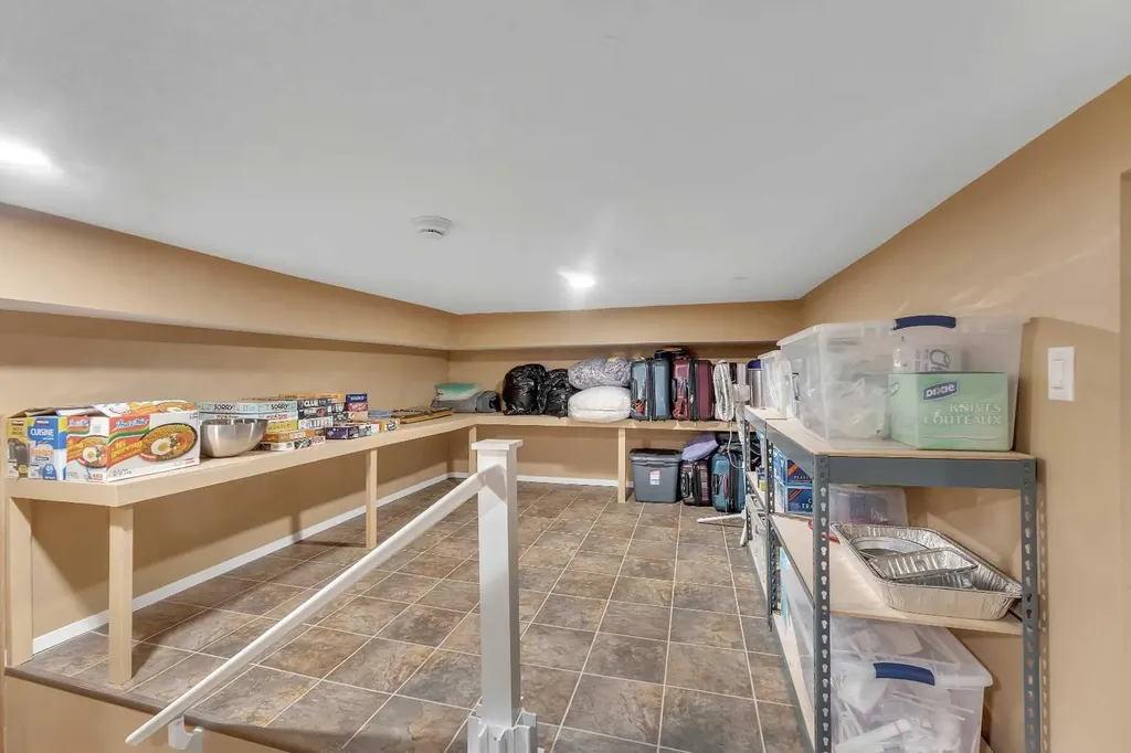 15 Rosery Drive NW Calgary AB T2K 1L4