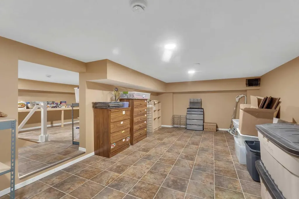 15 Rosery Drive NW Calgary AB T2K 1L4