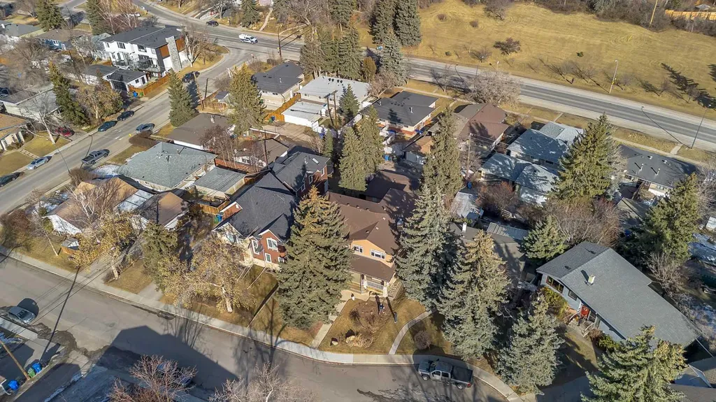 15 Rosery Drive NW Calgary AB T2K 1L4