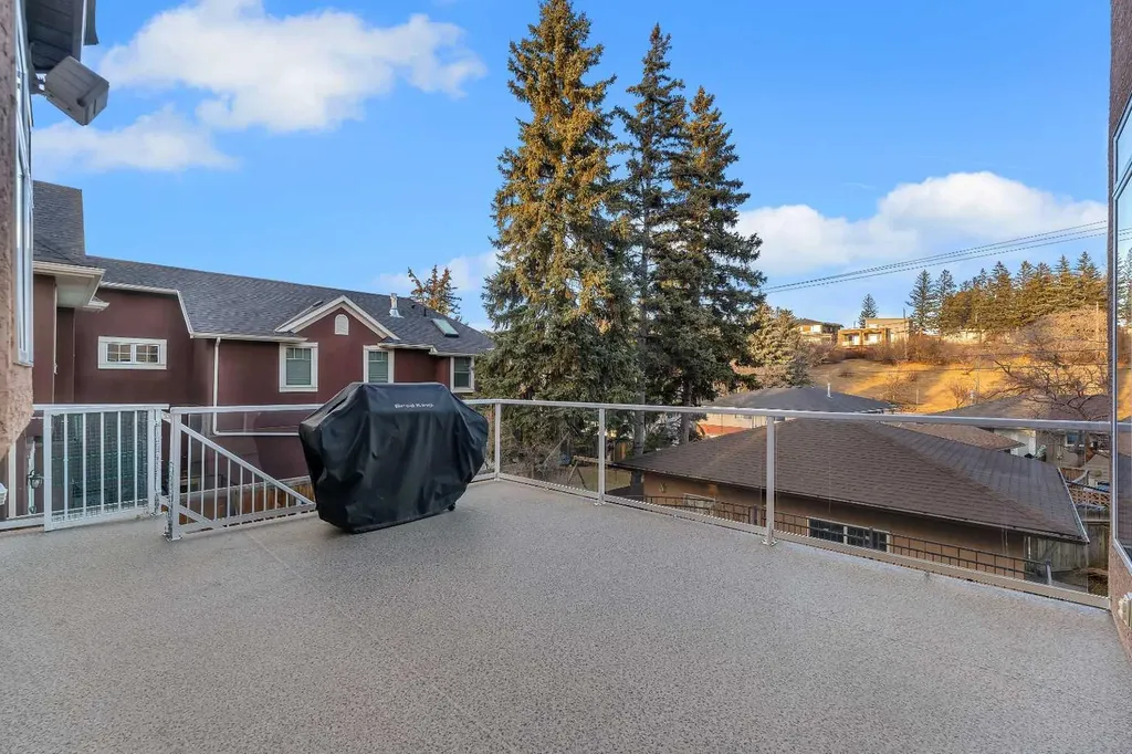 15 Rosery Drive NW Calgary AB T2K 1L4