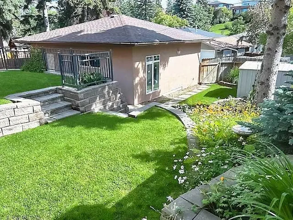 15 Rosery Drive NW Calgary AB T2K 1L4