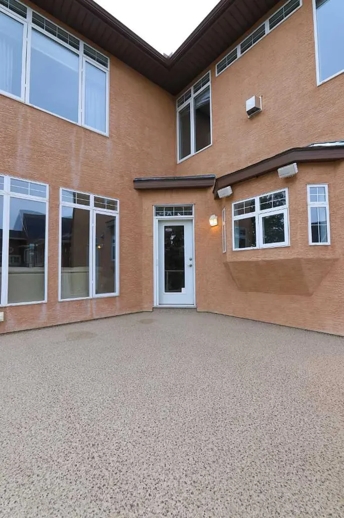 15 Rosery Drive NW Calgary AB T2K 1L4