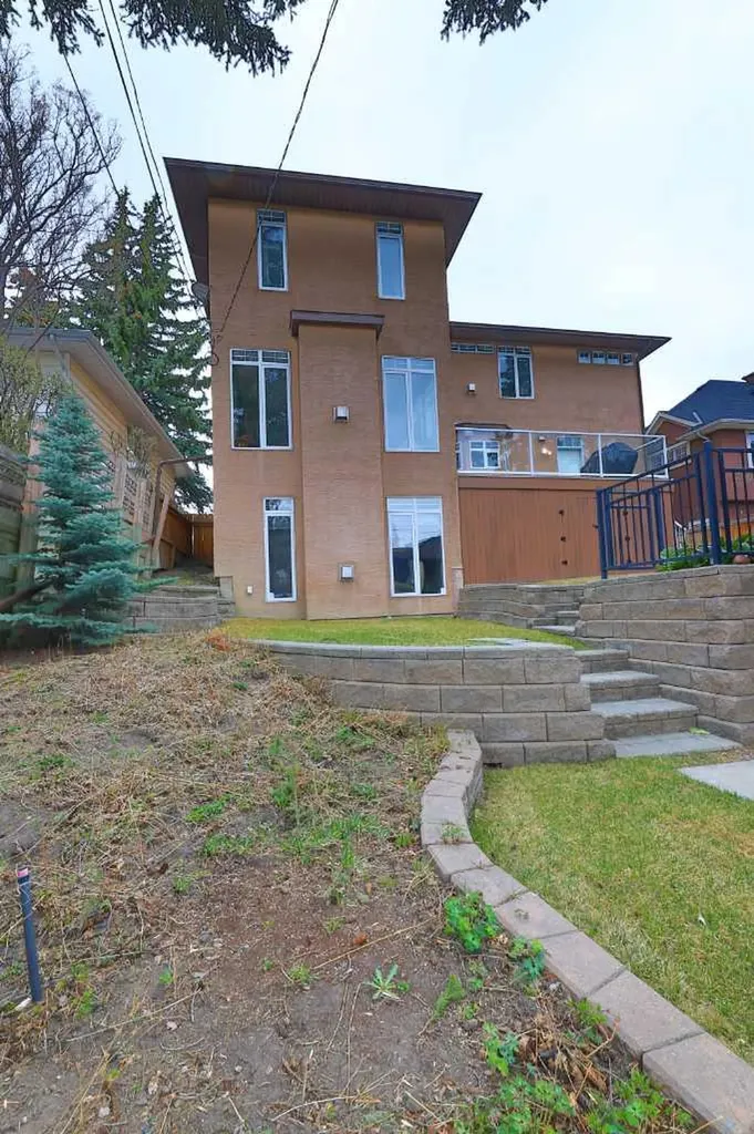 15 Rosery Drive NW Calgary AB T2K 1L4