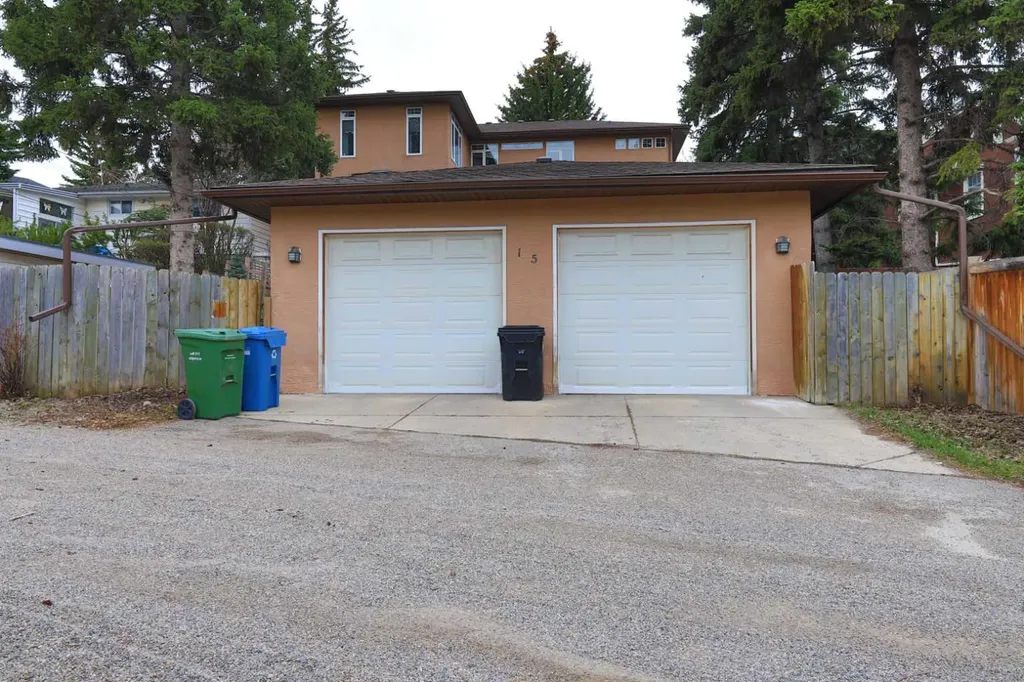 15 Rosery Drive NW Calgary AB T2K 1L4