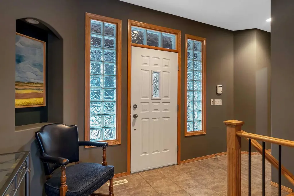 15 Rosery Drive NW Calgary AB T2K 1L4