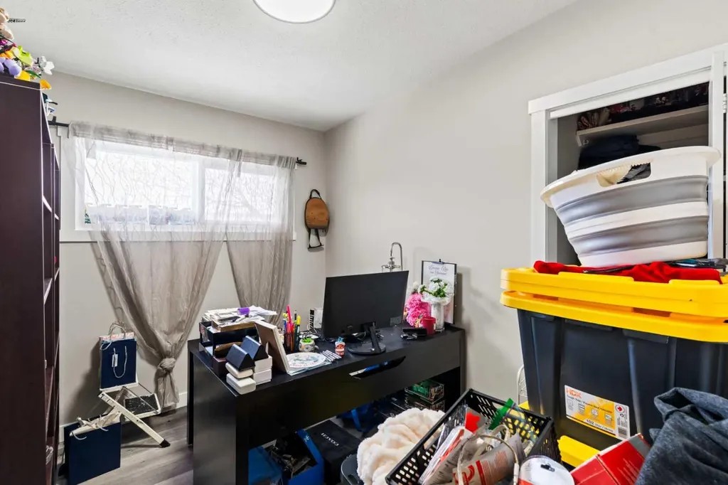710 / 712 72 Avenue NW Calgary AB T2K 0P4