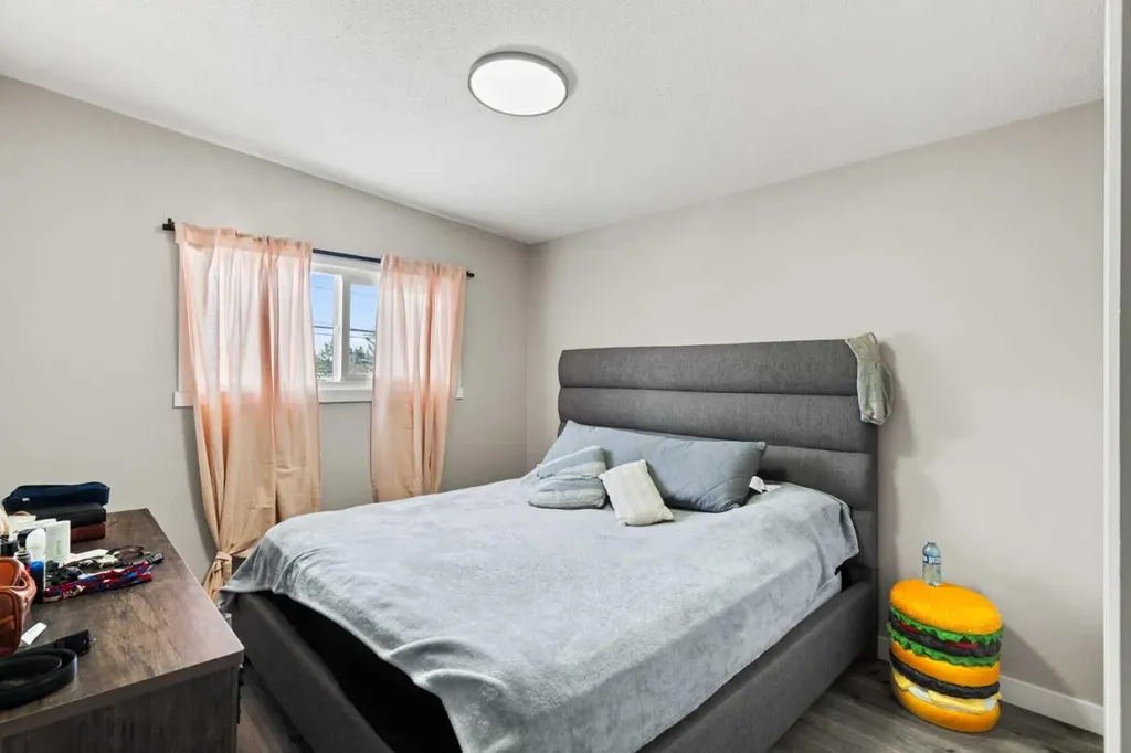 710 / 712 72 Avenue NW Calgary AB T2K 0P4