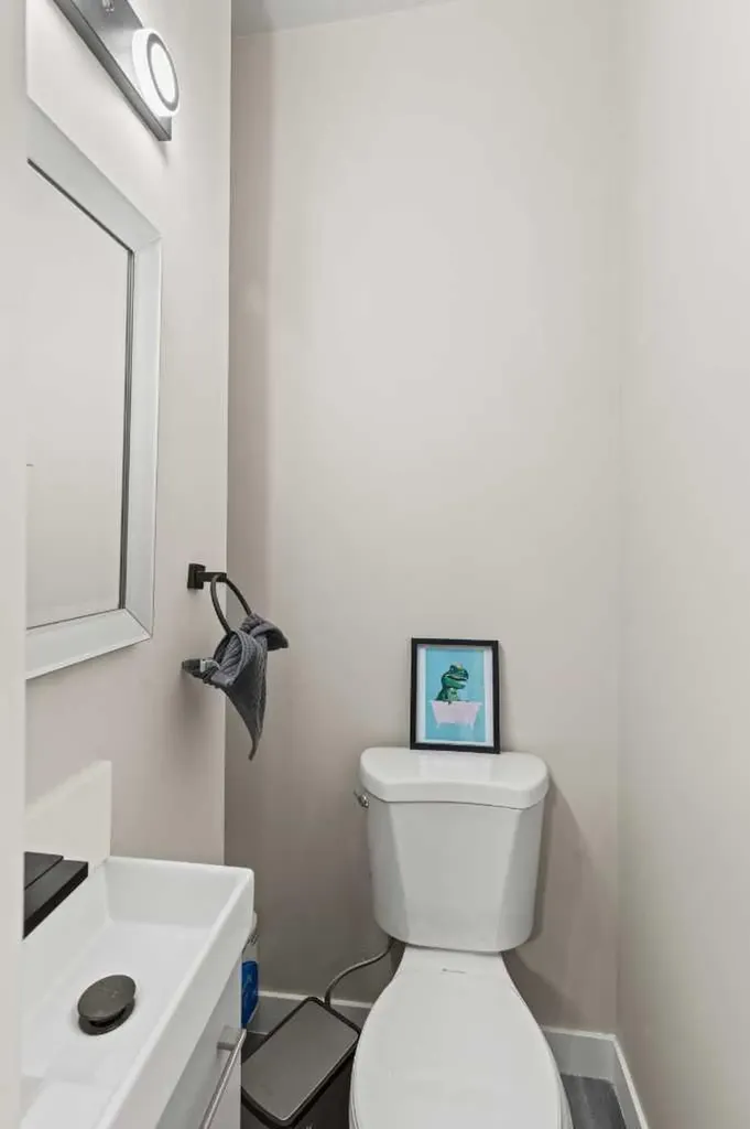 710 / 712 72 Avenue NW Calgary AB T2K 0P4