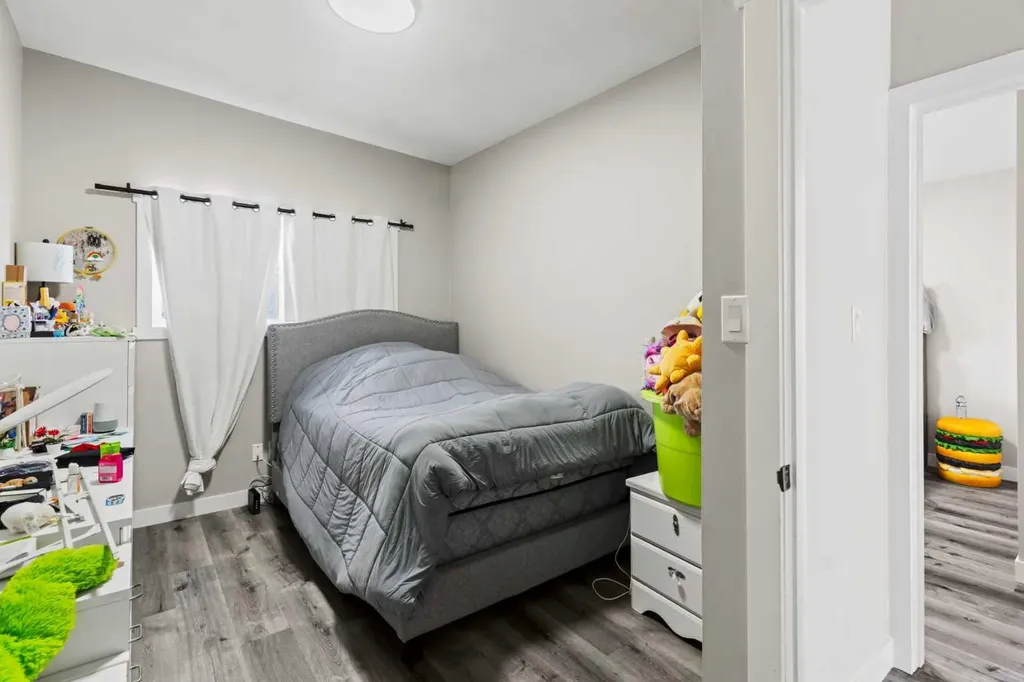 710 / 712 72 Avenue NW Calgary AB T2K 0P4