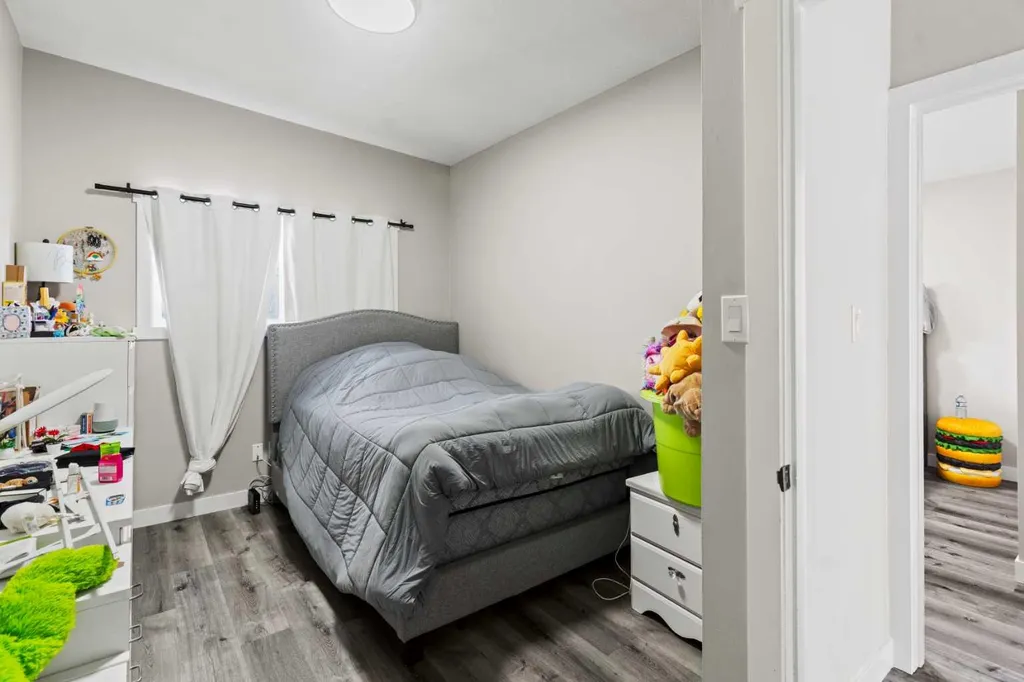 710 / 712 72 Avenue NW Calgary AB T2K 0P4