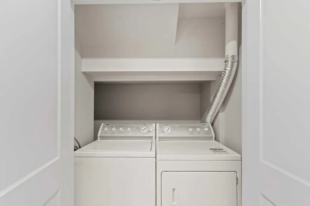 710 / 712 72 Avenue NW Calgary AB T2K 0P4