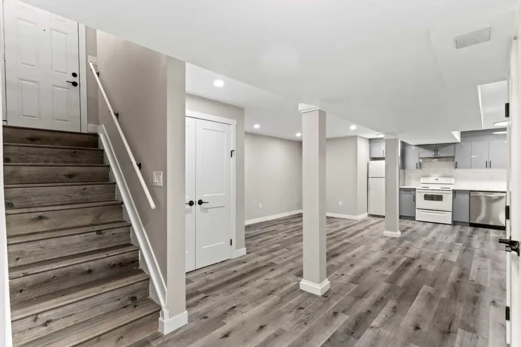 710 / 712 72 Avenue NW Calgary AB T2K 0P4