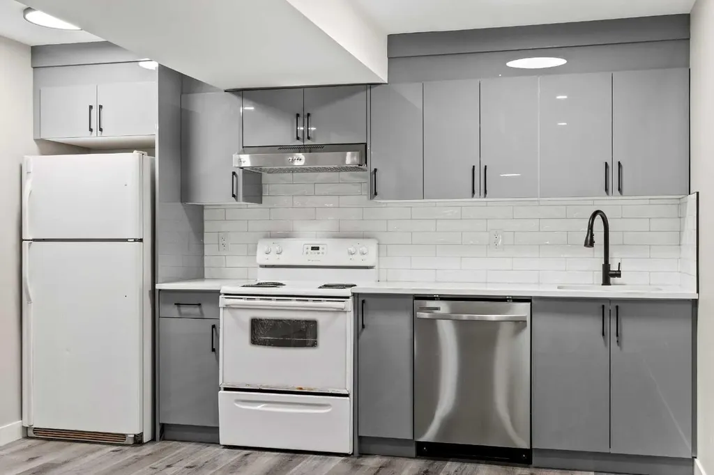 710 / 712 72 Avenue NW Calgary AB T2K 0P4