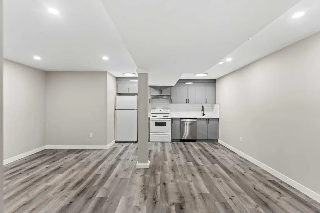 710 / 712 72 Avenue NW Calgary AB T2K 0P4