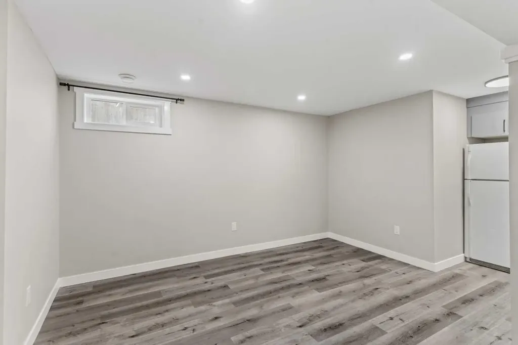 710 / 712 72 Avenue NW Calgary AB T2K 0P4
