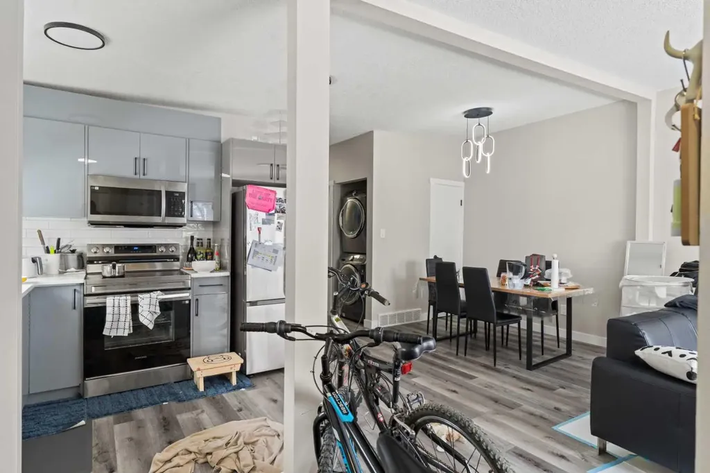 710 / 712 72 Avenue NW Calgary AB T2K 0P4