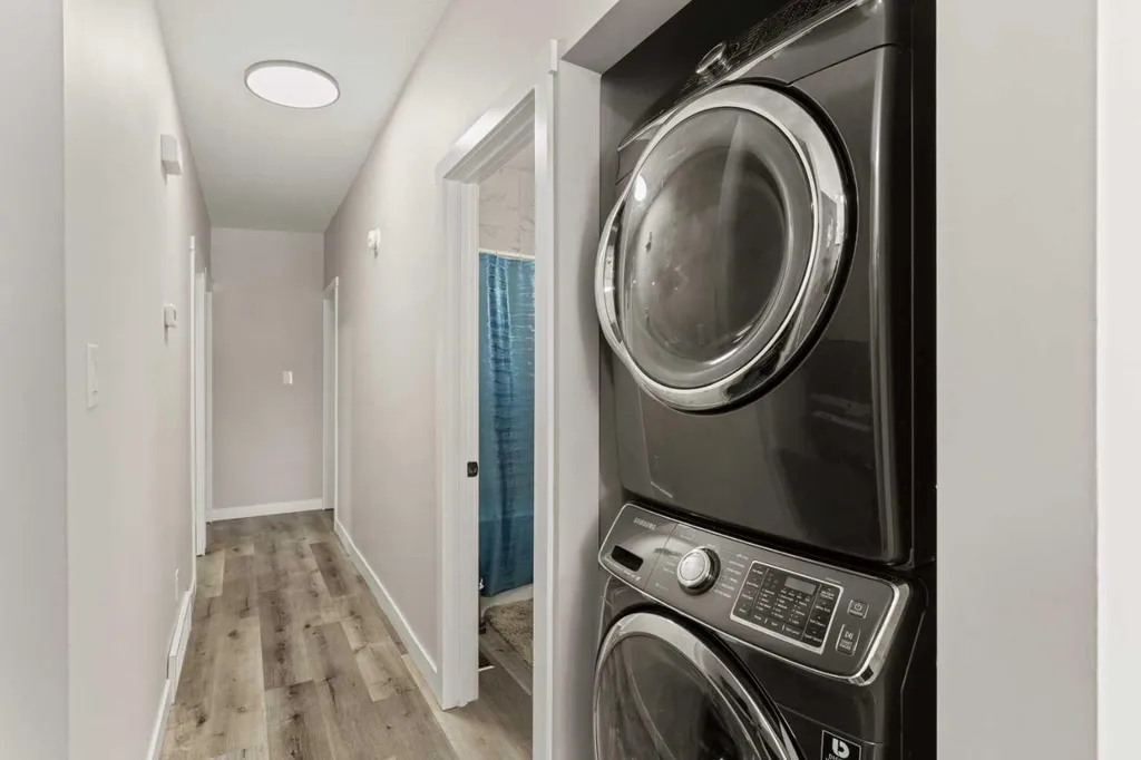 710 / 712 72 Avenue NW Calgary AB T2K 0P4