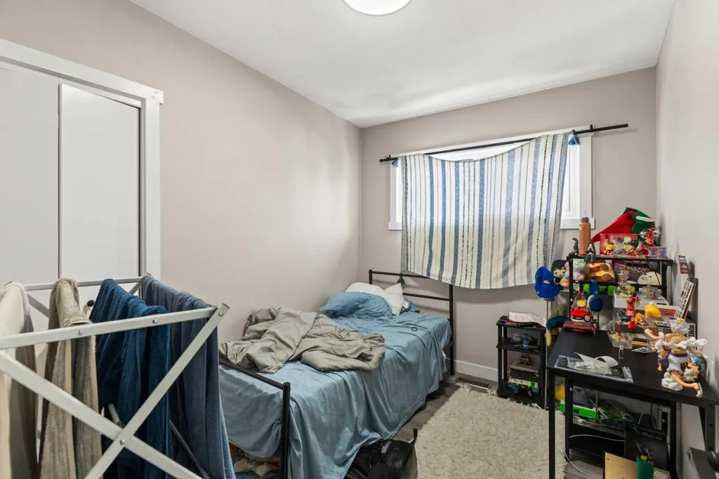 710 / 712 72 Avenue NW Calgary AB T2K 0P4