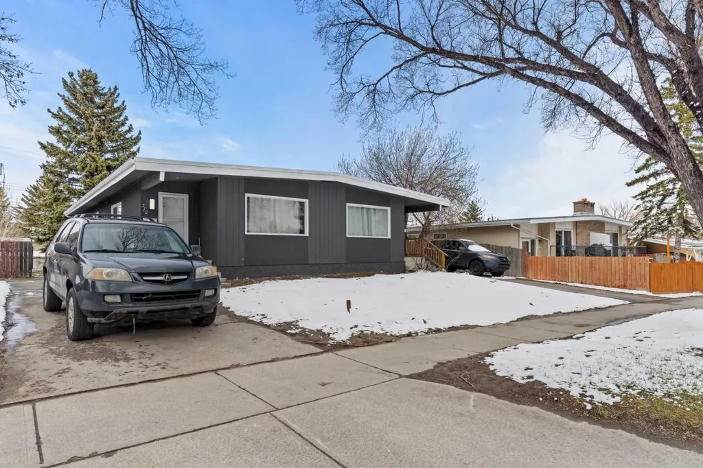 710 / 712 72 Avenue NW Calgary AB T2K 0P4