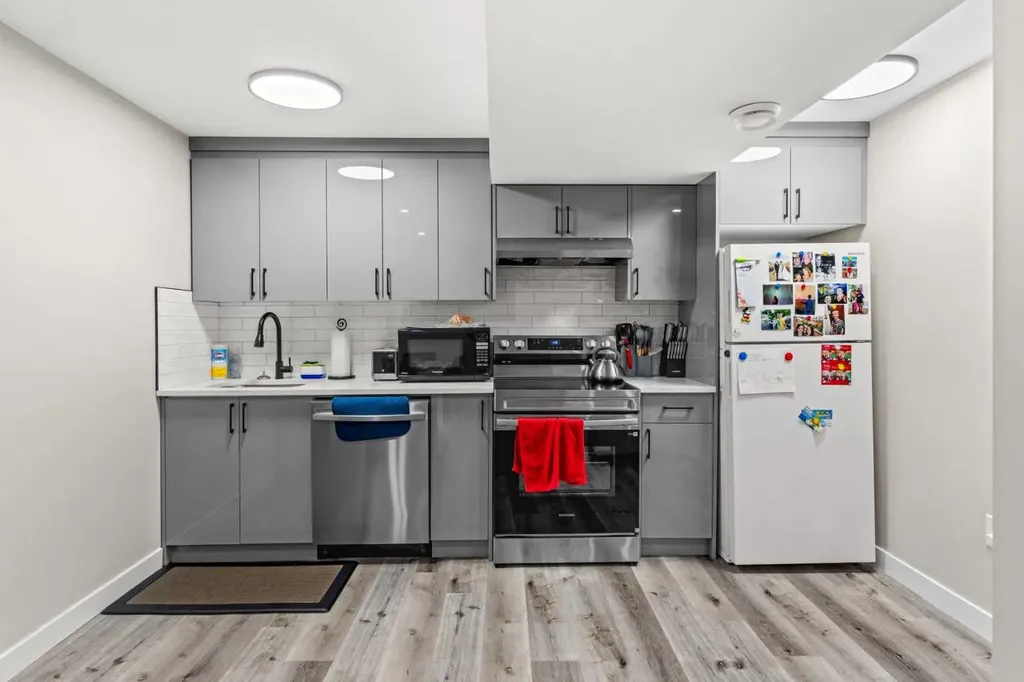710 / 712 72 Avenue NW Calgary AB T2K 0P4