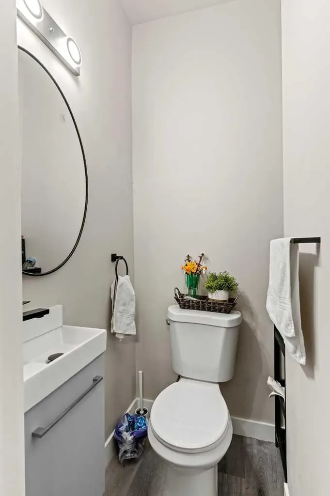 710 / 712 72 Avenue NW Calgary AB T2K 0P4