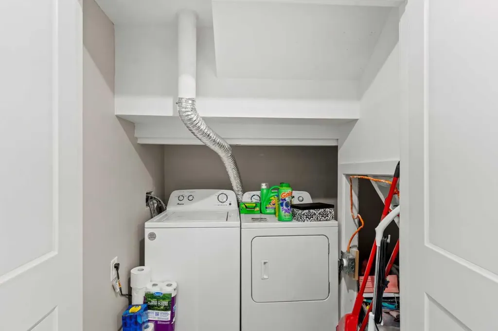 710 / 712 72 Avenue NW Calgary AB T2K 0P4