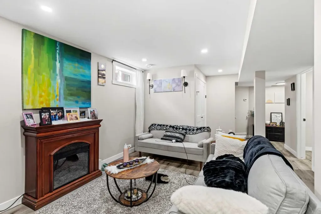 710 / 712 72 Avenue NW Calgary AB T2K 0P4