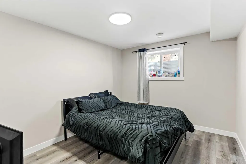 710 / 712 72 Avenue NW Calgary AB T2K 0P4