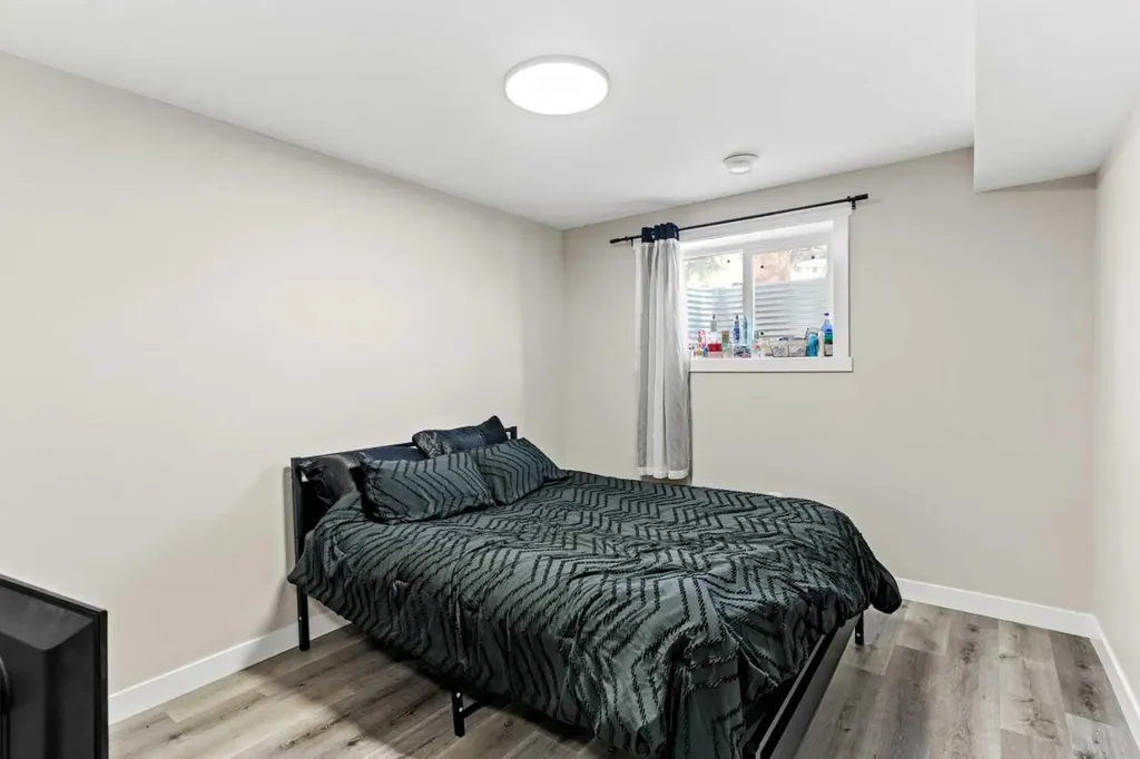 710 / 712 72 Avenue NW Calgary AB T2K 0P4
