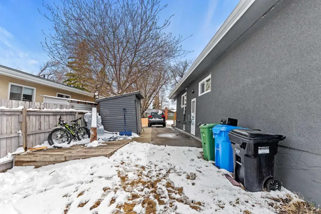 710 / 712 72 Avenue NW Calgary AB T2K 0P4