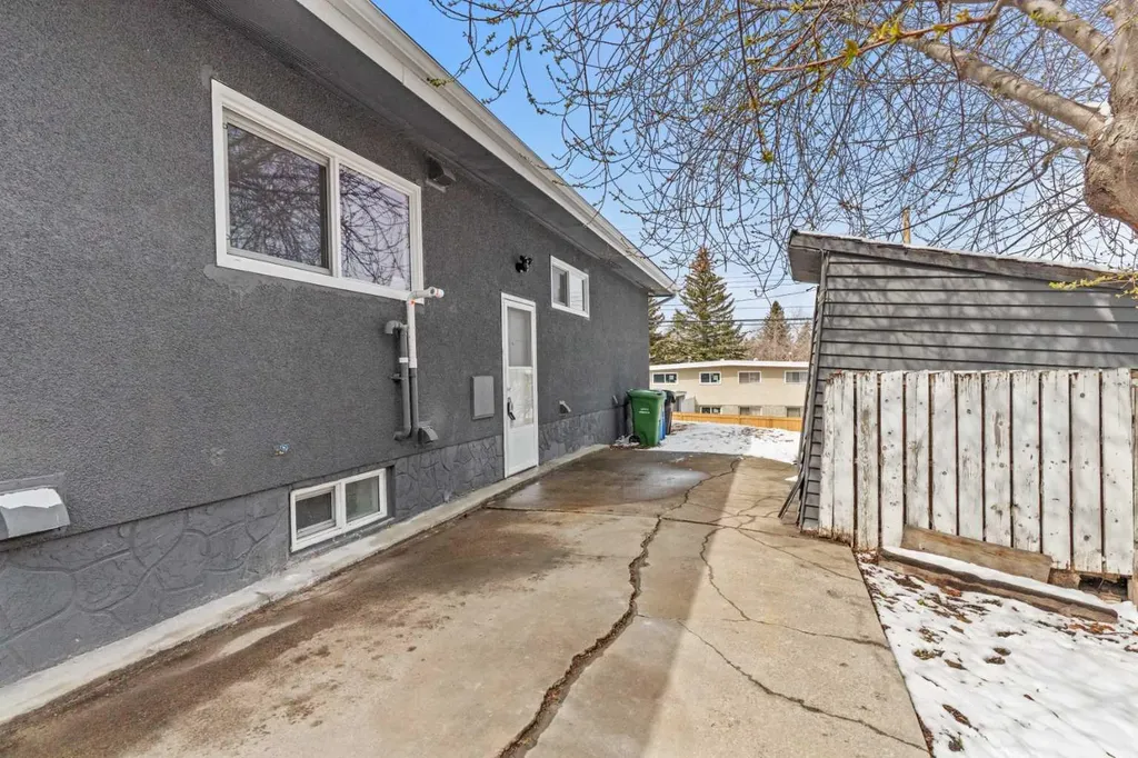710 / 712 72 Avenue NW Calgary AB T2K 0P4