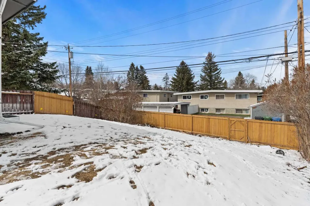 710 / 712 72 Avenue NW Calgary AB T2K 0P4