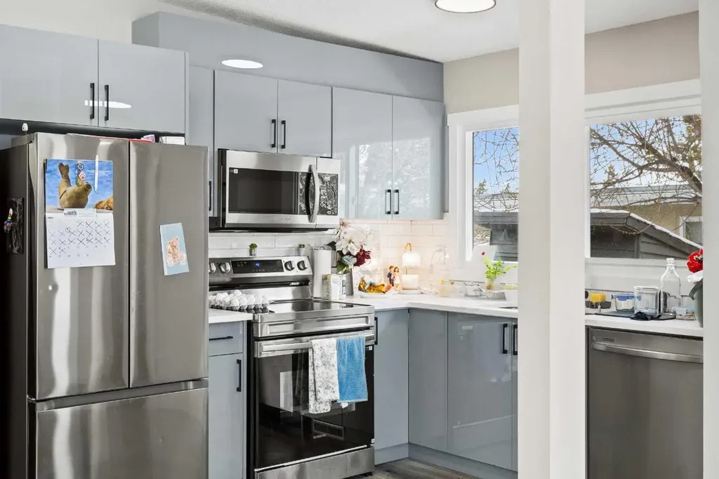 710 / 712 72 Avenue NW Calgary AB T2K 0P4