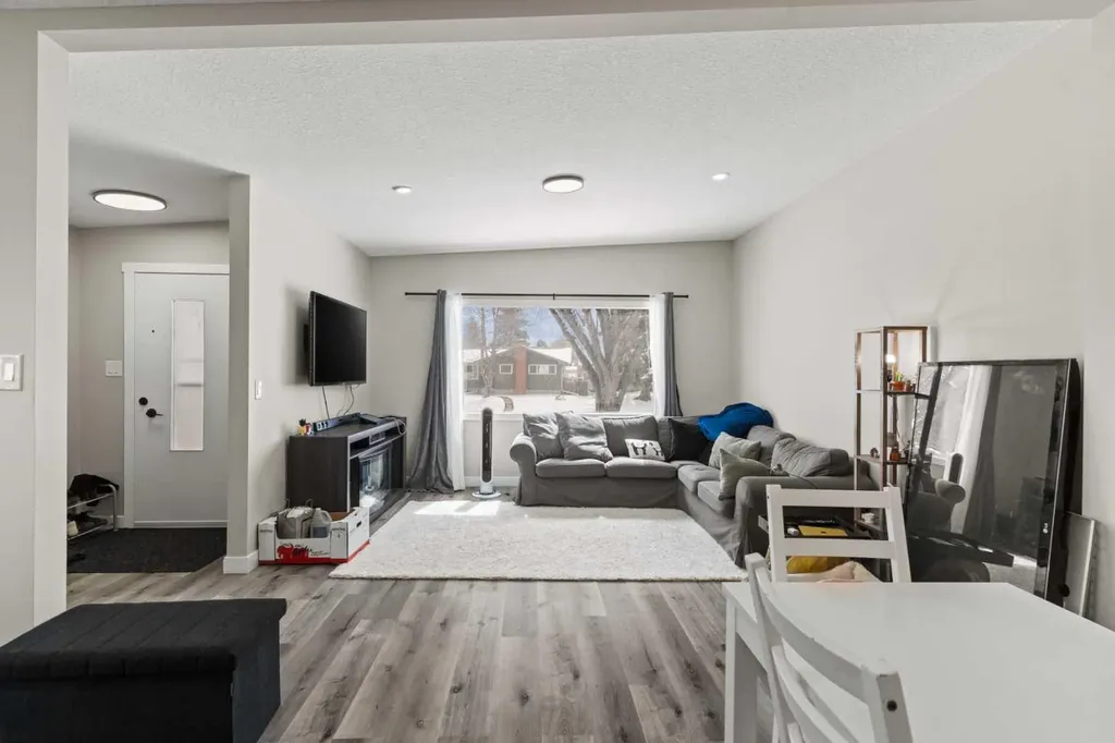 710 / 712 72 Avenue NW Calgary AB T2K 0P4