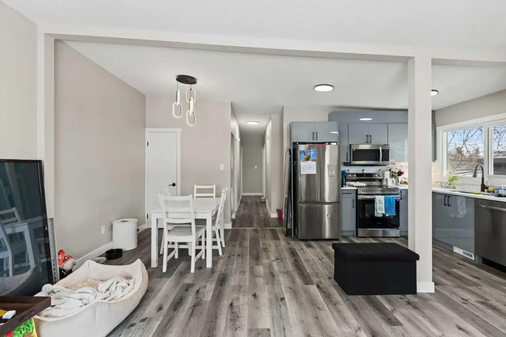 710 / 712 72 Avenue NW Calgary AB T2K 0P4