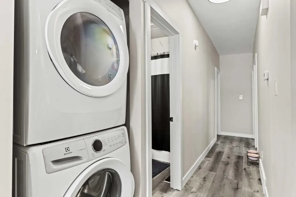 710 / 712 72 Avenue NW Calgary AB T2K 0P4