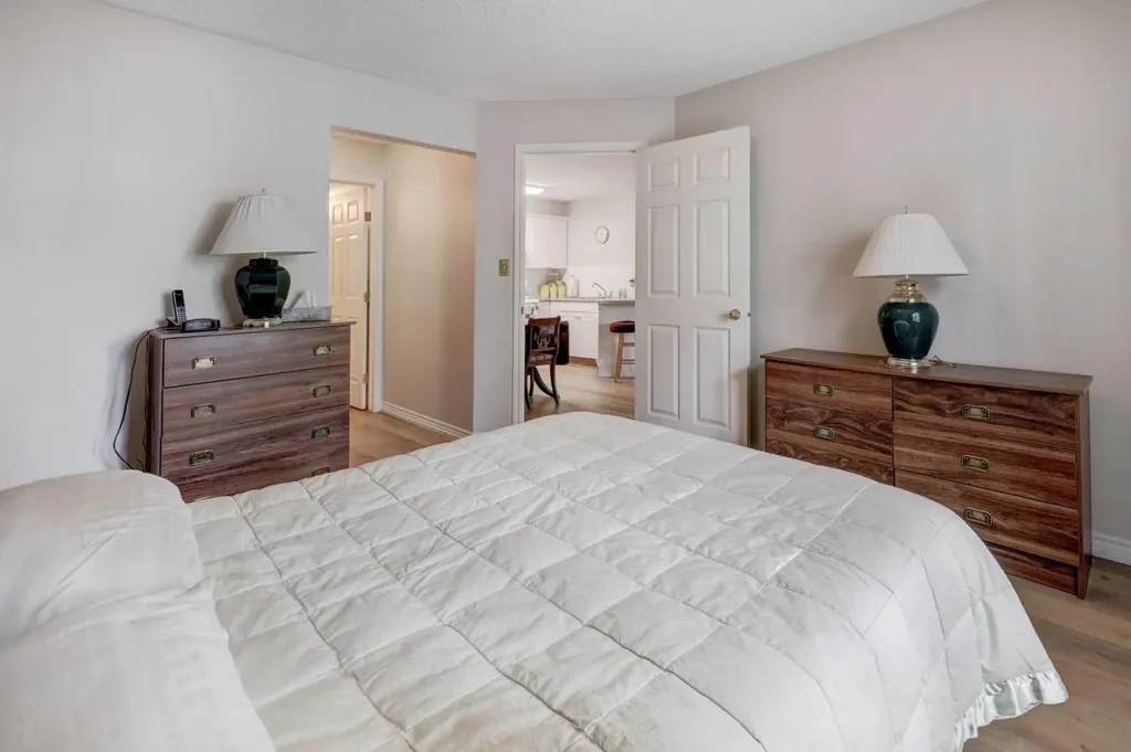 6800 Hunterview Drive NW Calgary AB T2K 6K5