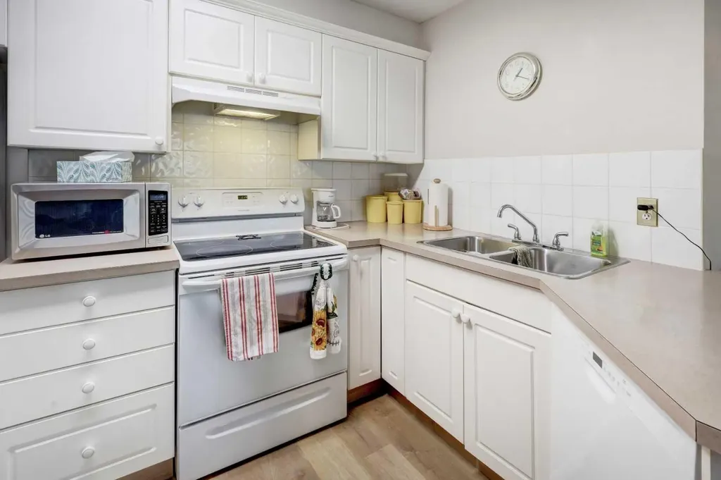 6800 Hunterview Drive NW Calgary AB T2K 6K5