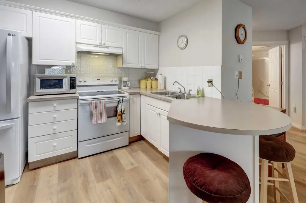 6800 Hunterview Drive NW Calgary AB T2K 6K5