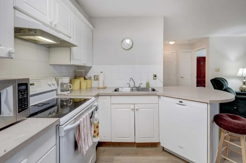 6800 Hunterview Drive NW Calgary AB T2K 6K5