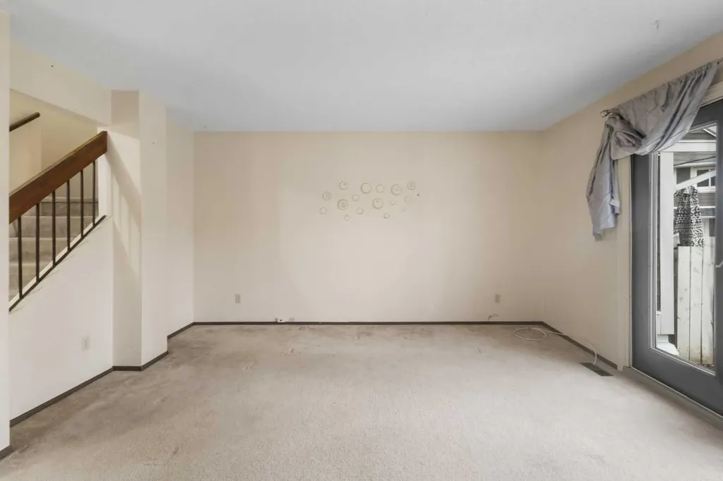 355 Georgian Villas Calgary AB T2A 7C7