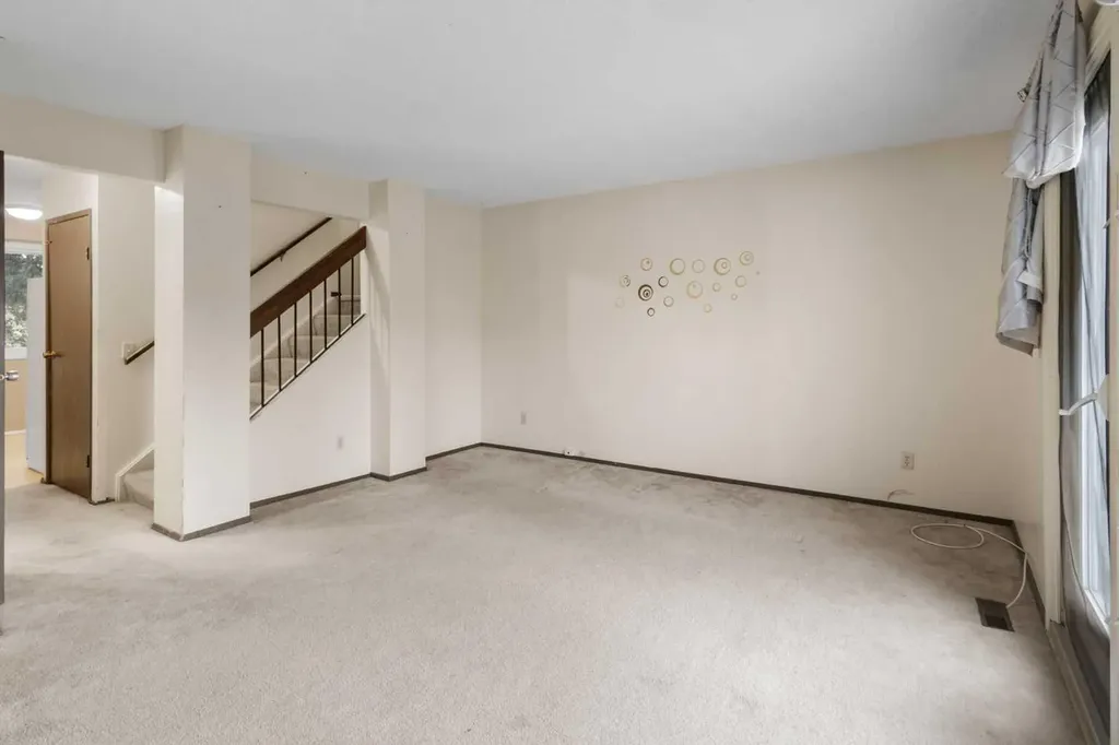 355 Georgian Villas Calgary AB T2A 7C7