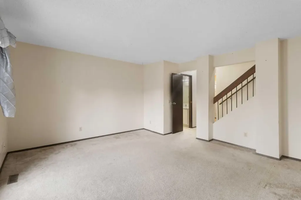 355 Georgian Villas Calgary AB T2A 7C7