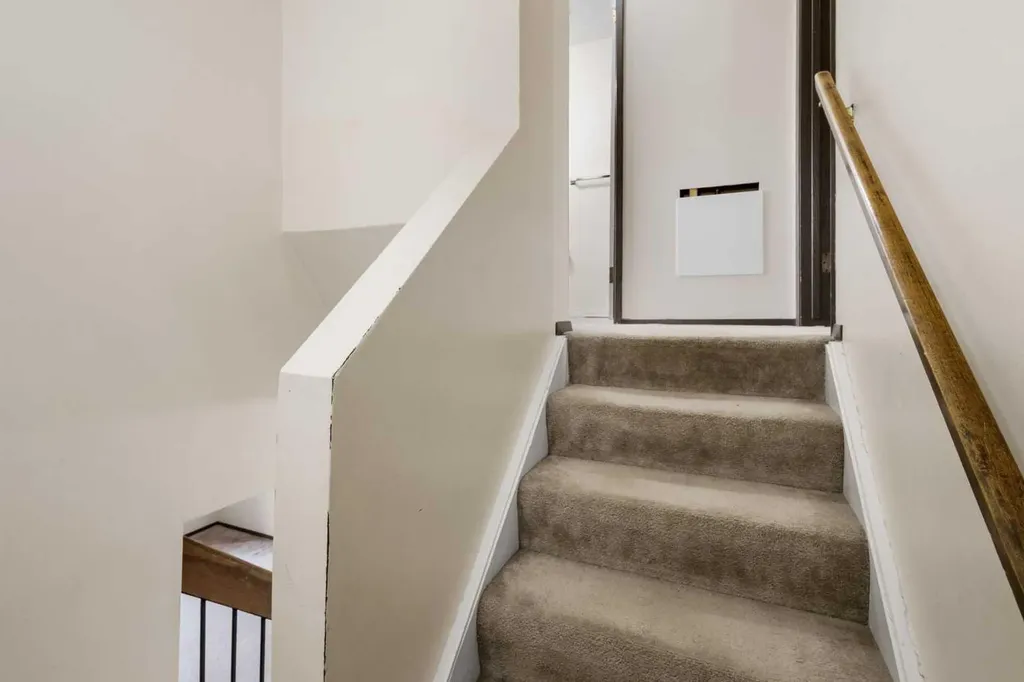 355 Georgian Villas Calgary AB T2A 7C7