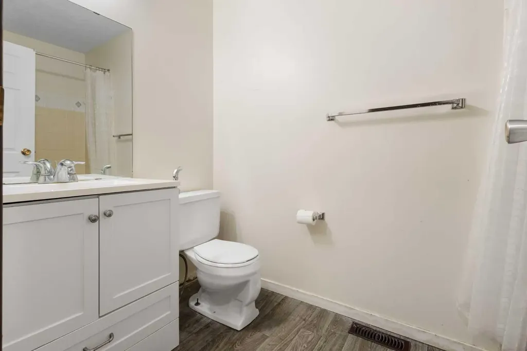 355 Georgian Villas Calgary AB T2A 7C7