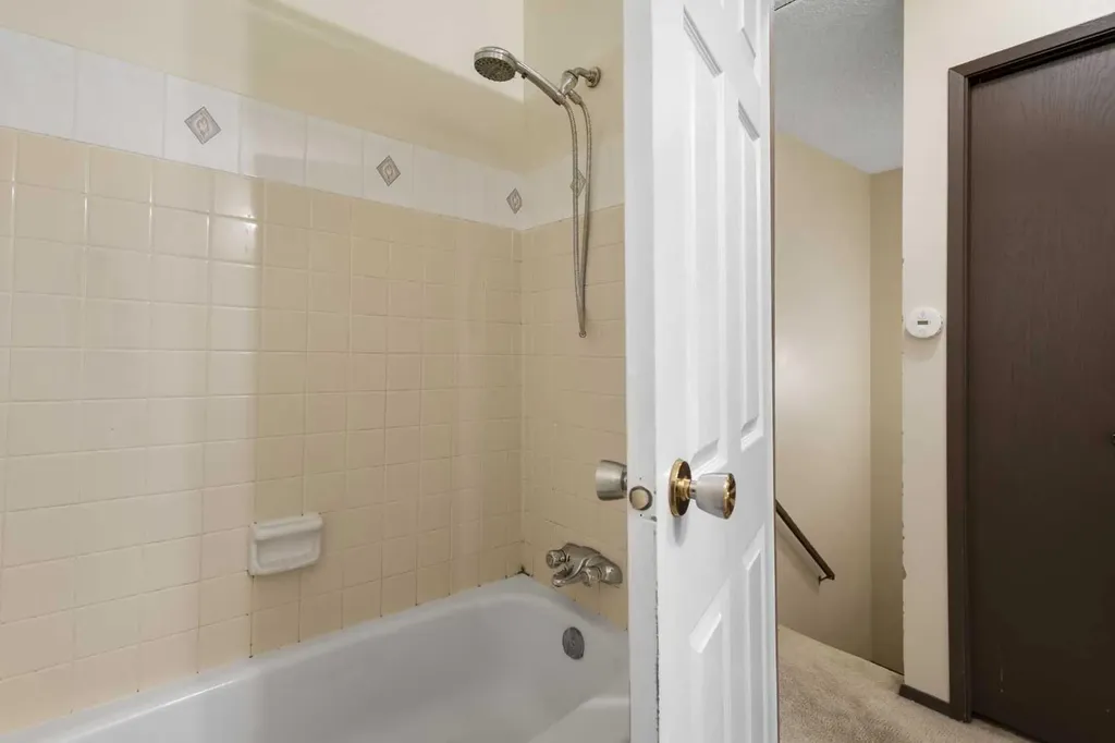 355 Georgian Villas Calgary AB T2A 7C7