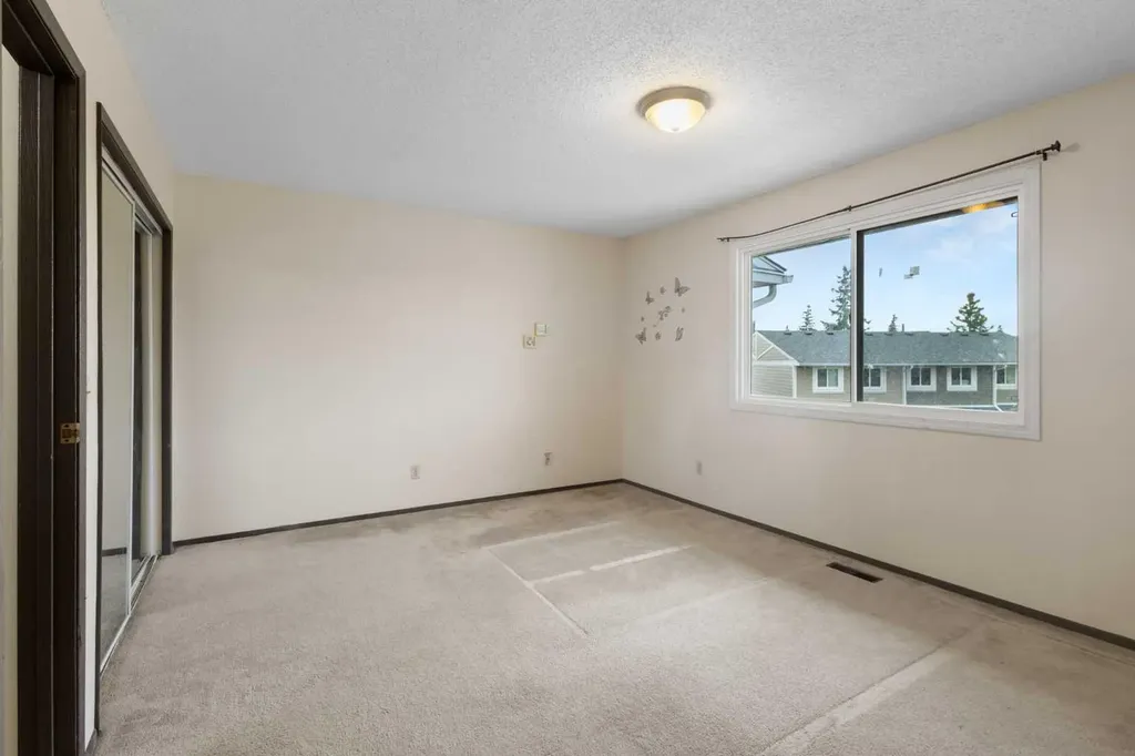 355 Georgian Villas Calgary AB T2A 7C7