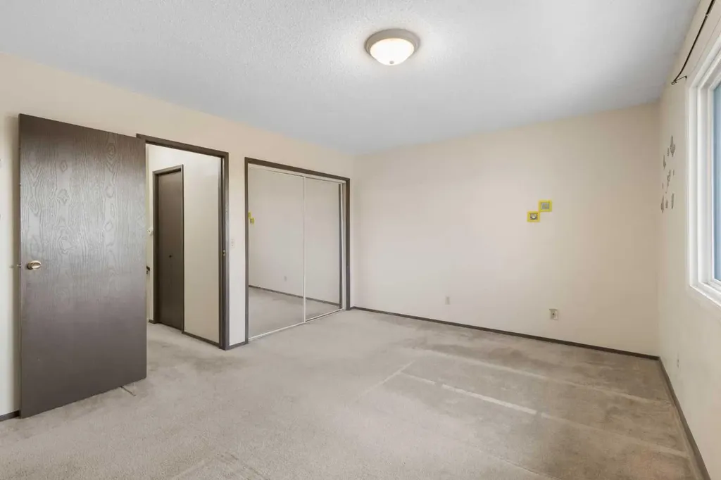 355 Georgian Villas Calgary AB T2A 7C7