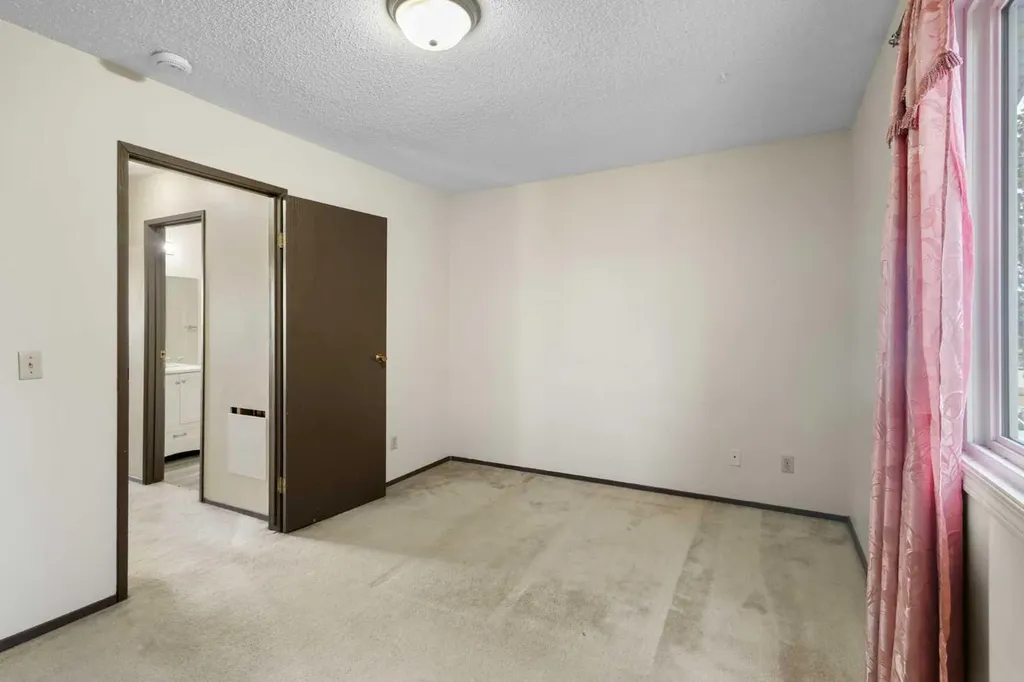355 Georgian Villas Calgary AB T2A 7C7